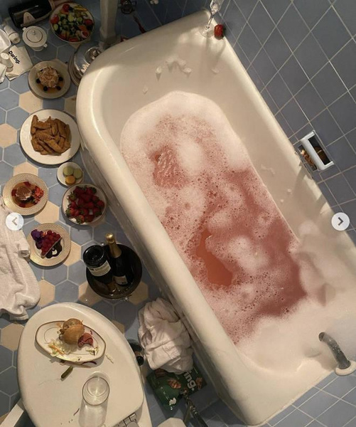 Банкет в пене: интернет бурлит из-за фото еды в ванной Кортни Кардашьян