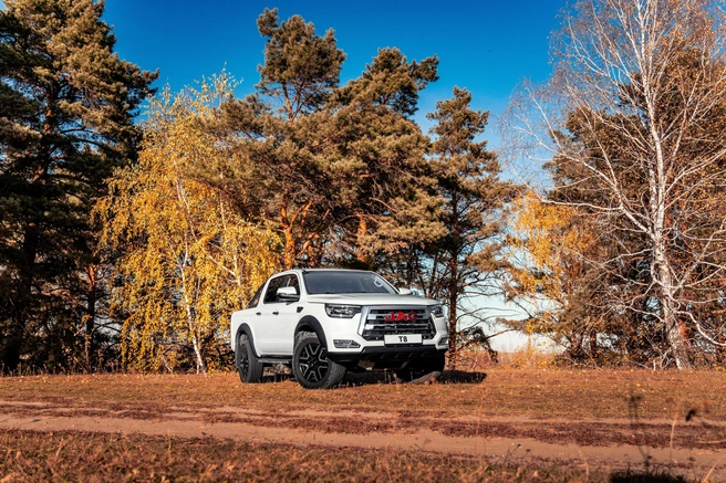 Внушительная передняя решетка и боковые пороги придают пикапу смелый вид | Источник: ООО «Базис-Моторс»