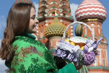 Короткие поздравления с Пасхой в прозе: что пожелать маме, бабушке, другу или коллеге в 2025 году