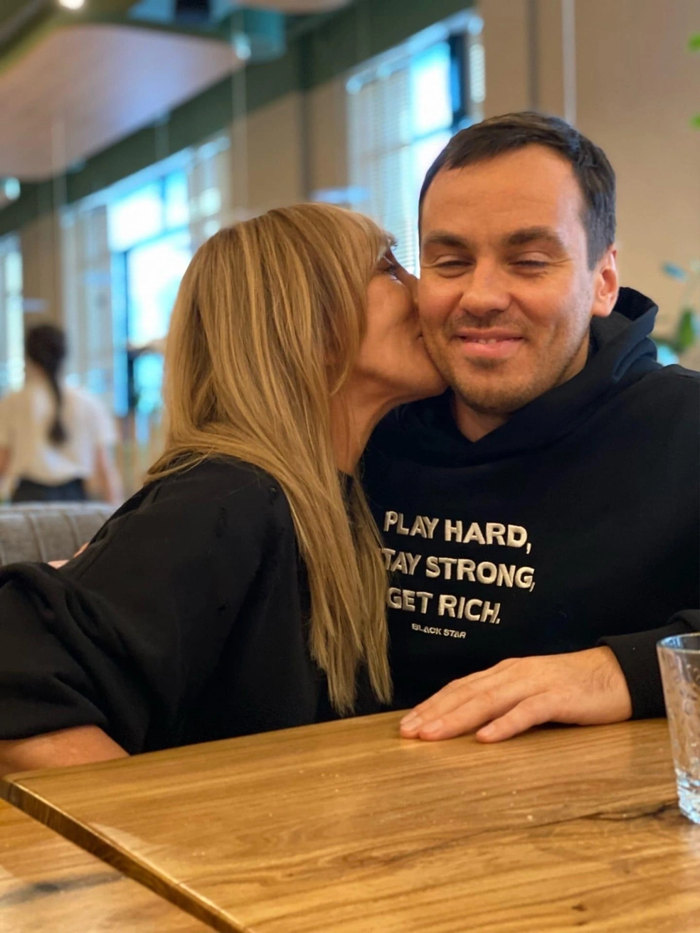 Иван с мамой Ольгой. Она — известная в городе бизнесвумен | Источник: Иван Зайченко / Vk.com