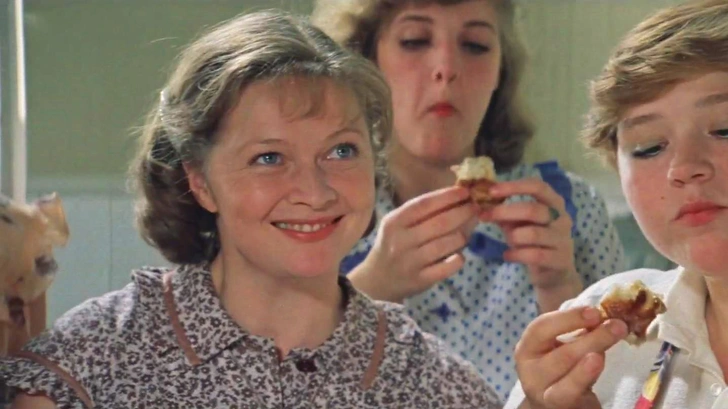 Легкий тест для души по советской комедии, что подарила всему СССР веру в любовь, — «Одиноким предоставляется общежитие» | Источник: фильм «Одиноким предоставляется общежитие» (1983)