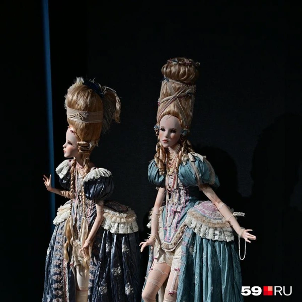 Красавицы Адель и Колетт на выставке «Магия сказки» в ЦВЗ | Источник: Василина Любимова / 59.RU