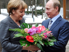 Как Владимир Путин дарил женщинам цветы 18 лет назад и как дарит сегодня