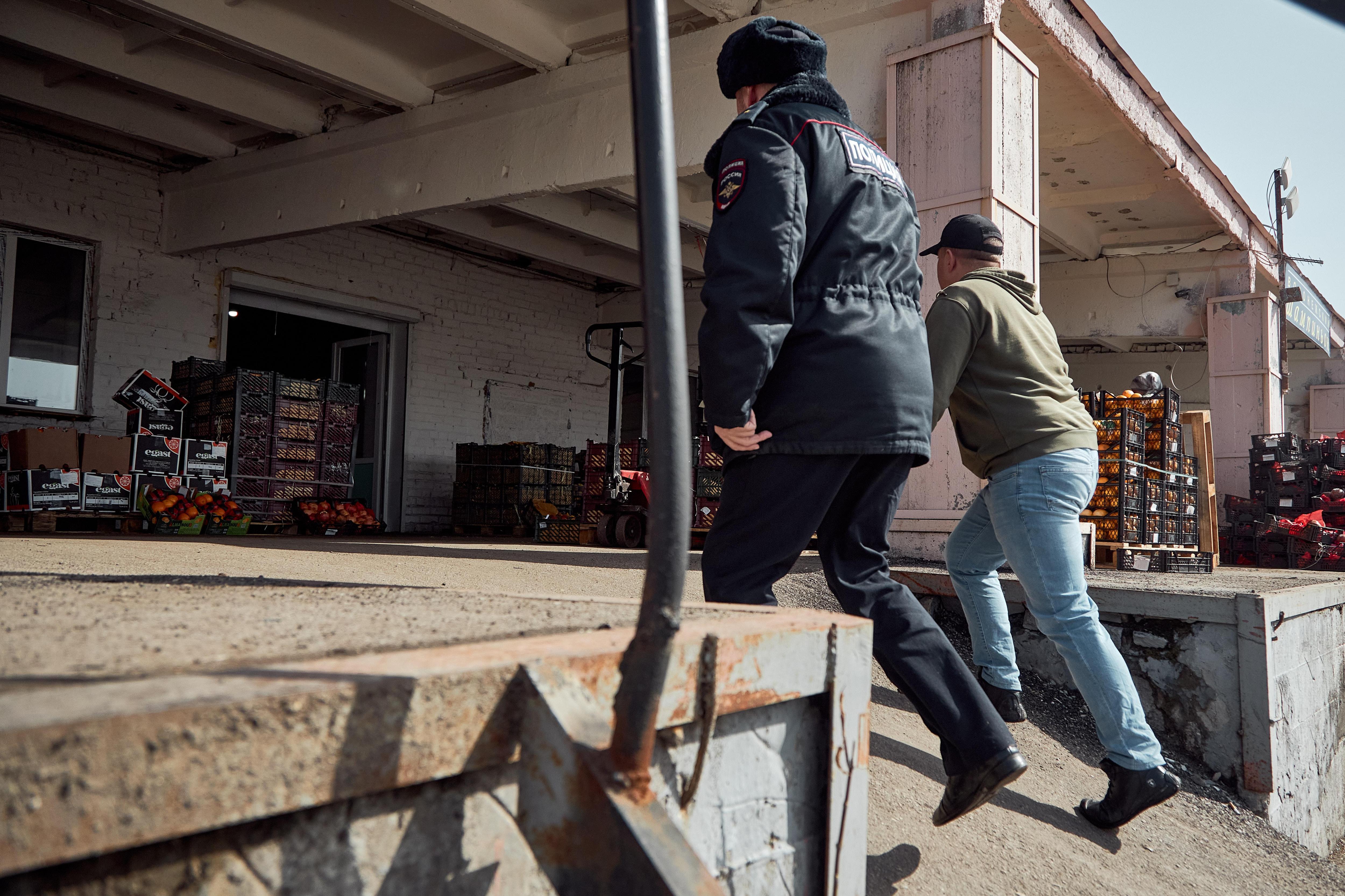 В Плеханово снова устроили рейд: 11 машин арестовали, троих жителей отправили в военкомат