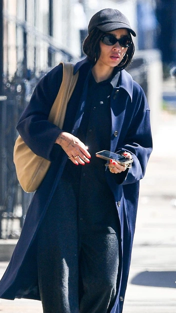 Вам нужен плащ, как у Зои Кравиц — это самый модный элемент весеннего гардероба в 2023 году | marieclaire.ru