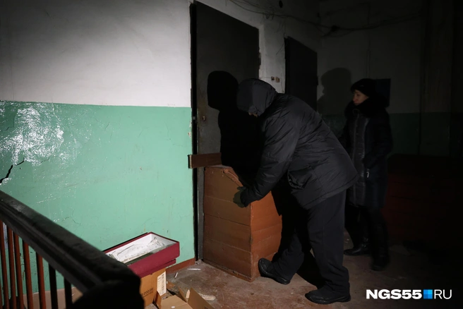 Чтобы на ночлежную квартиру не посягнули чужие, ее подпирают ящиком | Источник: Евгений Софийчук / NGS55.RU