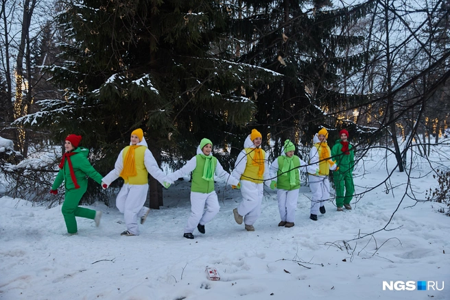 В Первомайском сквере водили хороводы | Источник: Александр Ощепков / NGS.RU