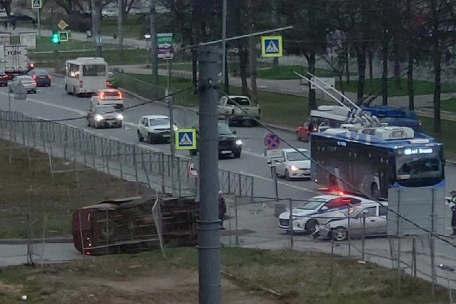 «Хёндэ» уложила на асфальт «Газель». ДТП на юго-западе Петербурга сняла камера (видео, фото) | Источник: ДТП и ЧП | Санкт-Петербург | Питер Онлайн | СПб