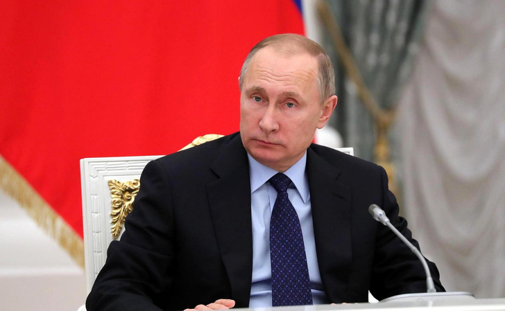 Владимир Путин поручил досрочно выплатить родителям по 10 тысяч на детей-школьников