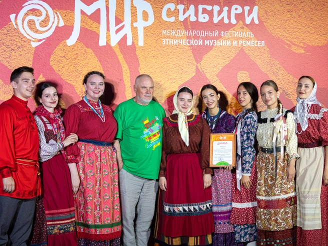 Сергей Старостин в окружении участников фестиваля. | Источник: Мария Ленц / NGS24.RU