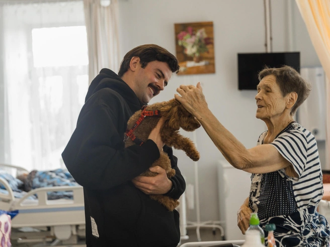 Антон Лапенко и его пес Шершень в гостях у хосписа в Поречье-Рыбном | Источник: пресс-служба фонда «Вера»