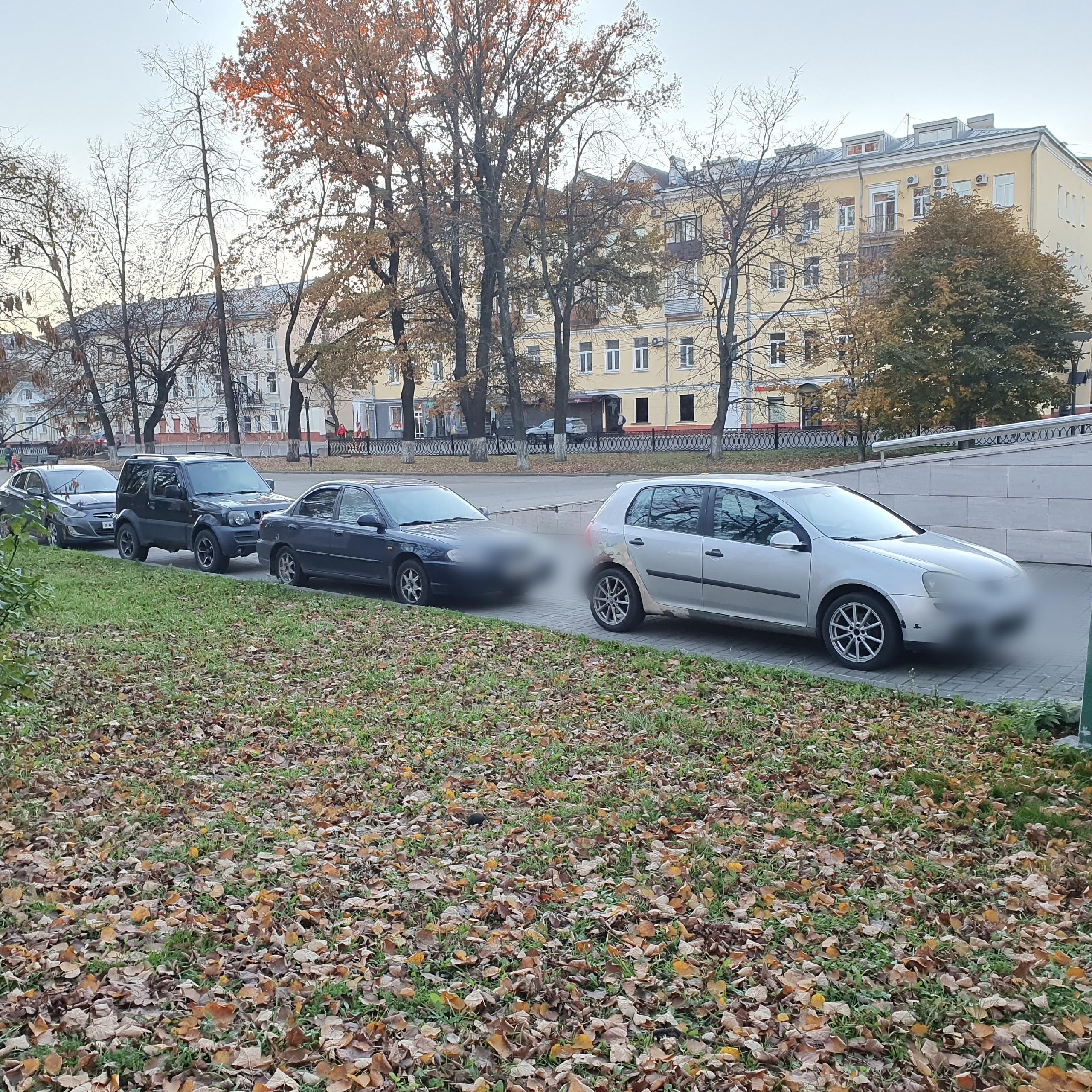 «А вы чего хотели?»: ярославцы пожаловались на заставленные машинами тротуары