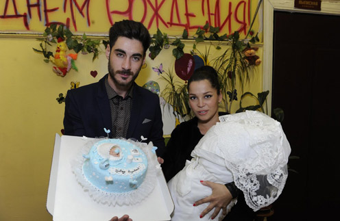 Тигран и Юлия Салибековы с новорожденным сыном Эльдаром