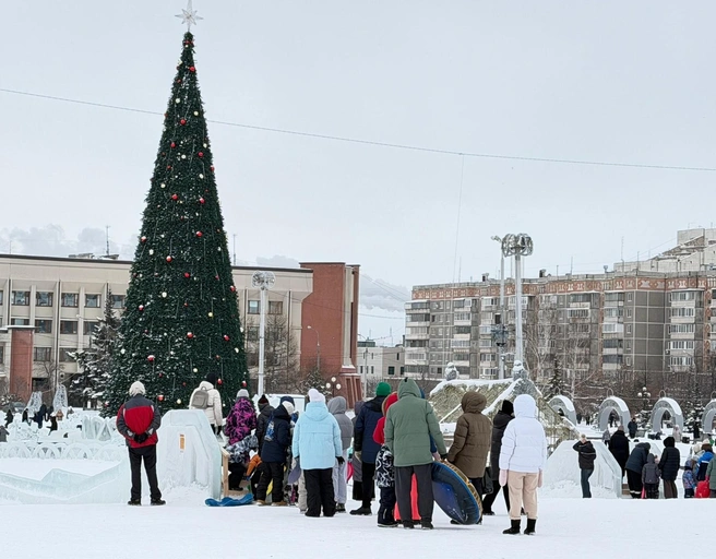 Еще 5 января мэр на своей странице в соцсети делился снимками из городка. На этом фото запечатлены очереди к горкам | Источник: Сергей Бердников / Vk.com