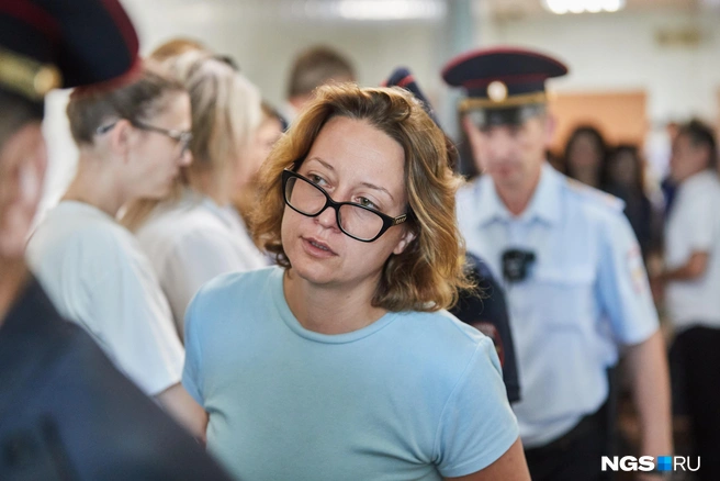 Коллеги из ГЖИ пришли на арест едва ли не всей инспекцией. Они надеялись, что суд отпустит женщину или изберет ей более мягкую меру пресечения | Источник: Александр Ощепков / NGS.ru
