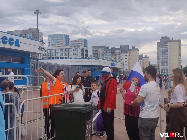 Несмотря на указания волонтеров, болельщики упорно стояли в очередях | Источник: Мария Умнова / V1.RU