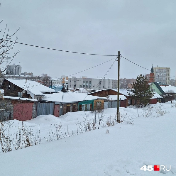 Вот так выглядит часть квартала со стороны набережной, которую благоустроят в этом году  | Источник: Александр Лисихин / 45.RU