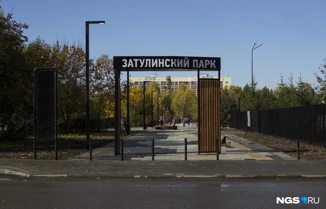 Отсутствие пешеходной зоны у входа в парк может быть опасно | Источник: Алина Скитович / NGS.RU