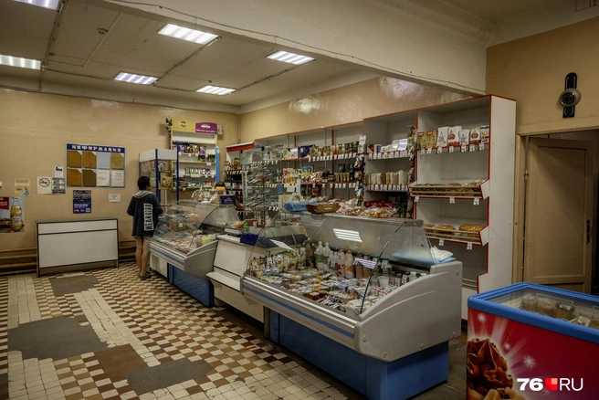 Внутри именно та атмосфера, которую ожидаешь от магазина в селе  | Источник: Александр Куренной / 76.RU