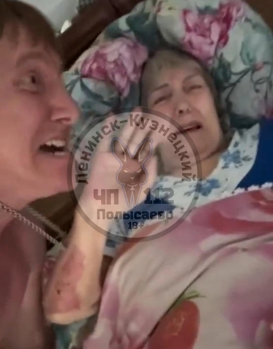 С рукой женщины явно что-то не в порядке | Источник: chplk / vk.com
