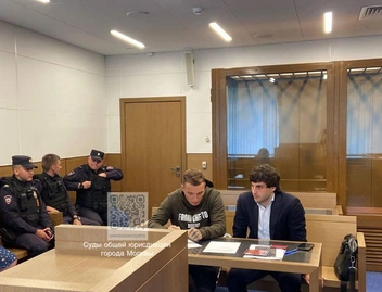 Незадолго до обострения травмы ноги у Эдварда возникли проблемы с законом