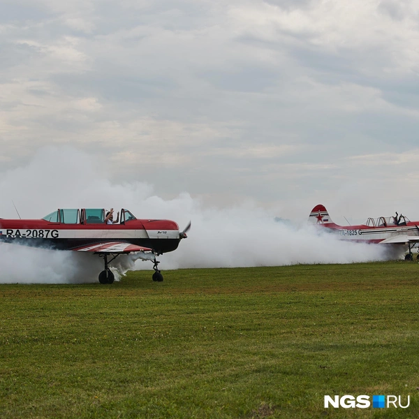 «Барсы» выступают на Як-52 | Источник: Александр Ощепков / NGS.RU