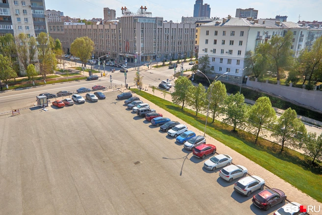 Это вид на парковку цирка с нижней части крыши | Источник: Роман Данилкин / 63.RU