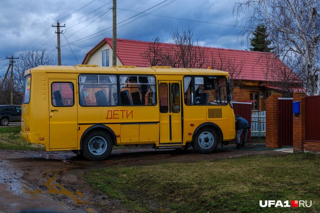 Судя по всему, водитель живет прямо напротив школы | Источник: Булат Салихов / UFA1.RU