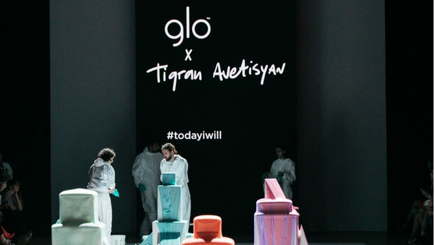 glo и Тигран Аветисян устроили перфоманс на подиуме