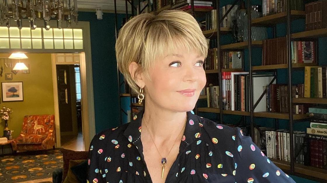 Красные батареи, оранжевое кресло и стены-хамелеоны: как выглядит квартира Юлии Меньшовой, которая не дает ей спать