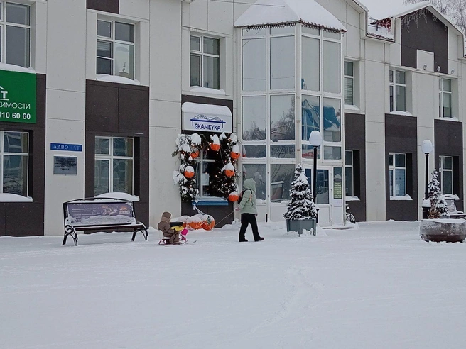 Родители с детьми спешат на площадь, чтобы прокатиться с горки | Источник: Мария Гришкина / 86.RU