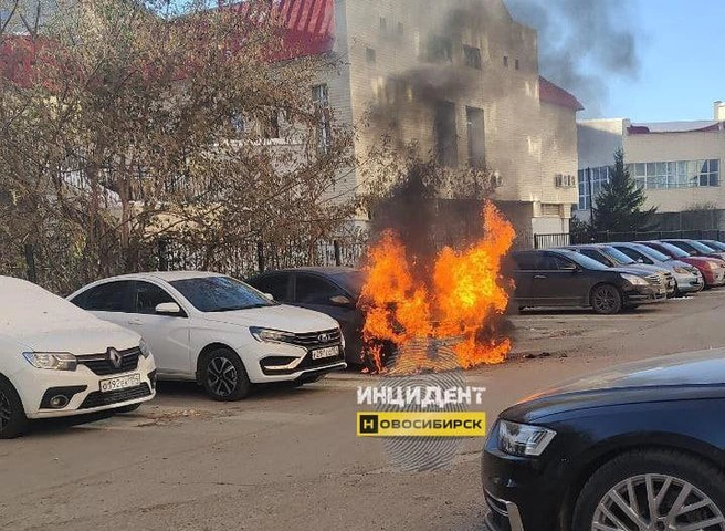 Вплотную к горящей машине припаркован другой автомобиль | Источник: «Инцидент Новосибирск» / Telegram