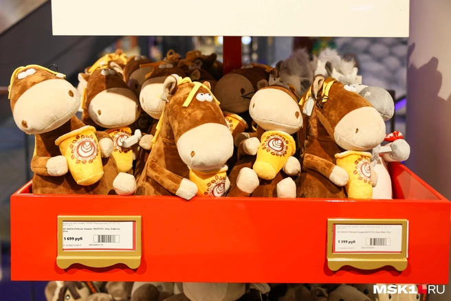 Еще одна примета на счастье&nbsp;— купить игрушку, олицетворяющую Новый год | Источник: Артем Устюжанин / MSK1.RU