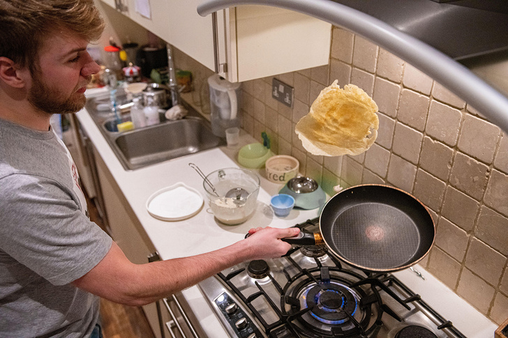 Почему блины прилипают к сковородке и как это исправить
