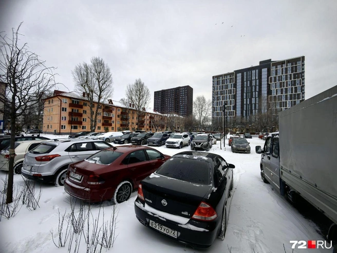 В Тюмени расширена зона платного паркинга. Стоимость часа стоянки — от 25 до 70 рублей. | Источник: Павел Красоткин / 72.RU