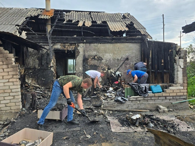 Половина дома выгорела, уцелевшие комнаты оказались залиты водой — жить на месте пожара было невозможно | Источник: Дарья Алёшина