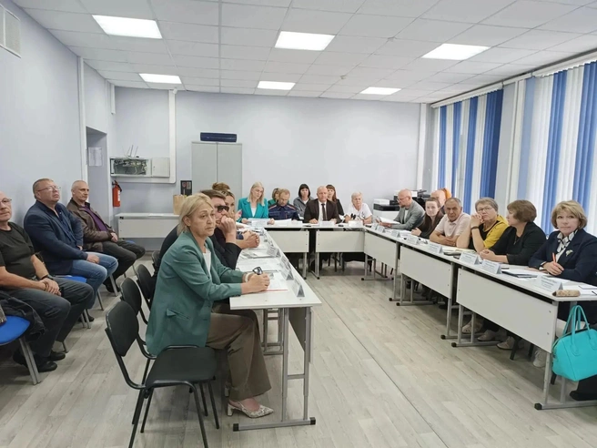 Бессонова в бирюзовом пиджаке посередине | Источник: Балейский муниципальный округ / МАХ