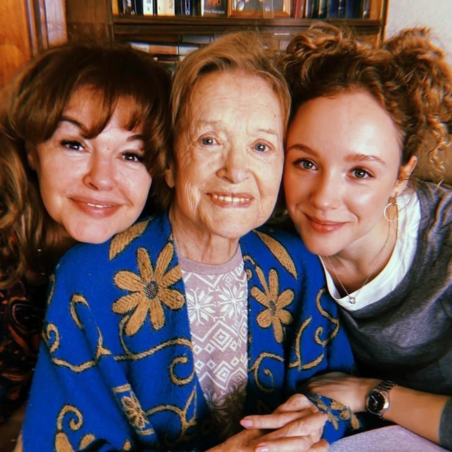 И дочь, и внучка продолжили творческую династию | Источник: talyzinaanastasiia / Instagram (экстремистская организация, деятельность запрещена на территории РФ)