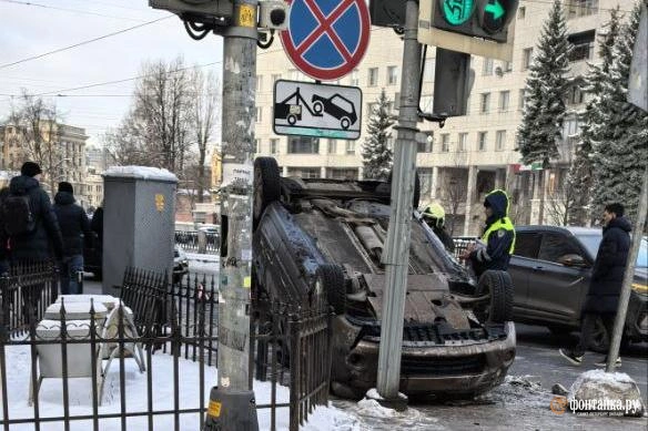 У пешеходов второй день рождения. Яркое ДТП с полётом на Карповке попало на видео | Источник: читатель «Фонтанки»