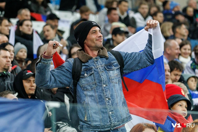 Флаг — обязательная атрибутика фаната России | Источник: Алексей Волхонский / V1.RU