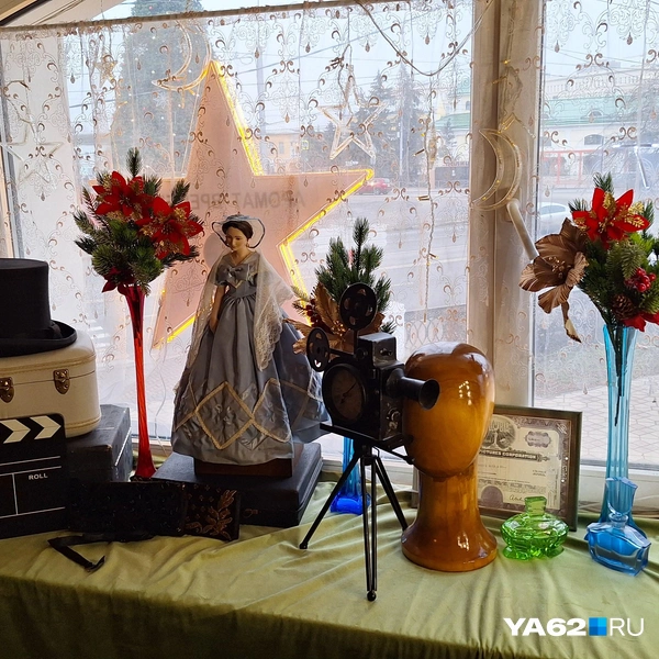 В салоне есть отдельное место, посвященное Максу Фактору | Источник: Мария Борзева / YA62.RU