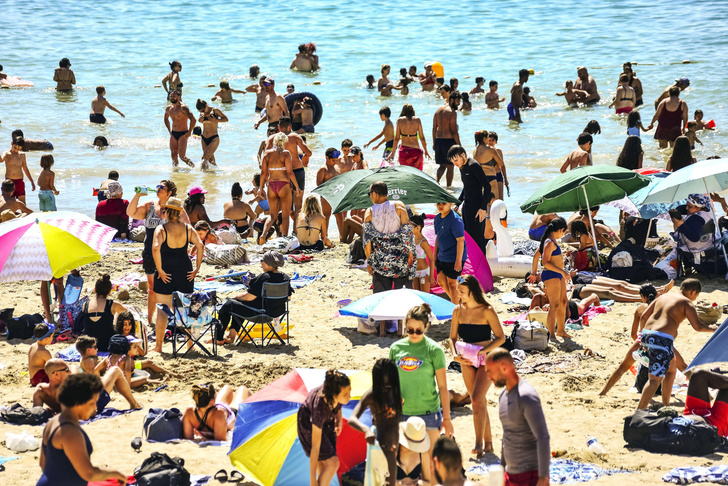 Во Франции появилось приложение, которое защищает женщин от домогательств на пляже