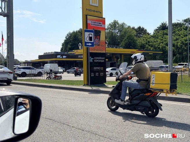 Заправок, где есть топливо, стало больше: ситуация с бензином в Сочи к вечеру 17 августа | Источник: Анна Грицевич / SOCHI1.RU