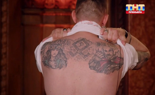Экстрасенс продемонстрировал в готзале татуировку на спине с портретами отца и матери | Источник: кадр из шоу «Экстрасенсы. Битва сильнейших — 2», ТНТ, 2025 год