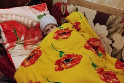 Екатеринбуржцы замерзают в аварийной двухэтажке