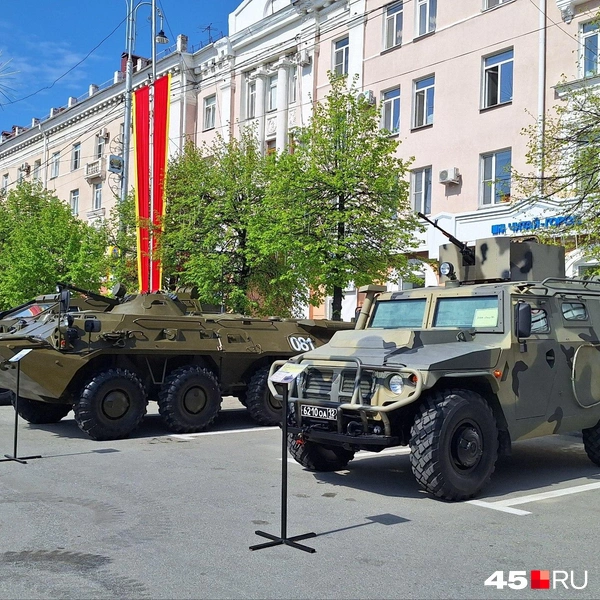 Небольшая выставка техники у кинотеатра «Россия» | Источник: Александр Лисихин 