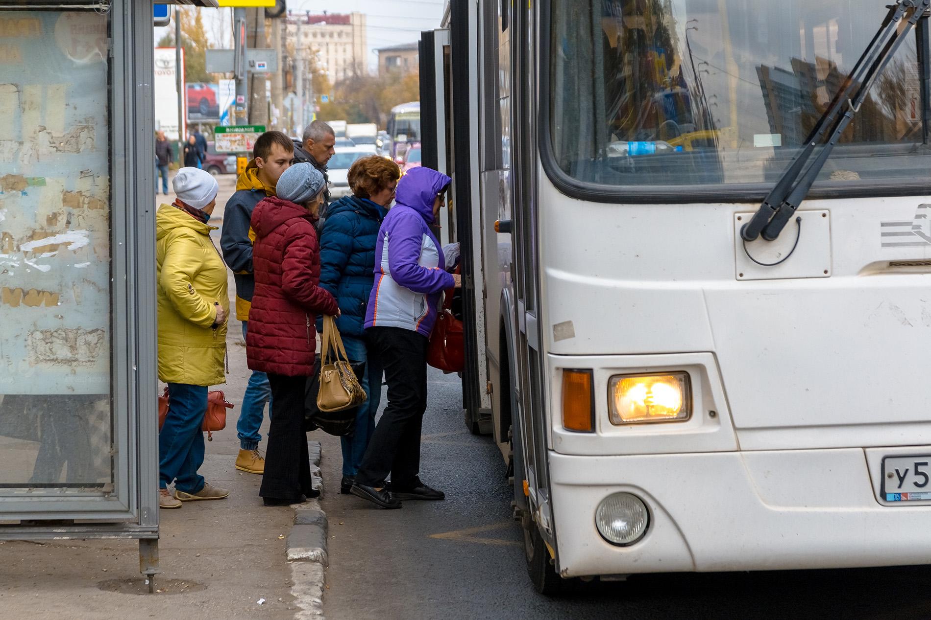 Очередь остановились. Пассажиры на остановке. Автобус зимой. Общественный транспорт России. Выходить из автобуса.