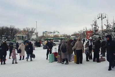У тюменского вокзала — адская пробка, люди бегут к поездам