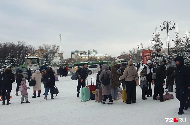 Очереди всюду: и в здании вокзала, и у входа — посмотрите. Если планируете сегодня ехать куда-то на поезде — выезжайте из дома очень заранее | Источник: читательница 72.RU