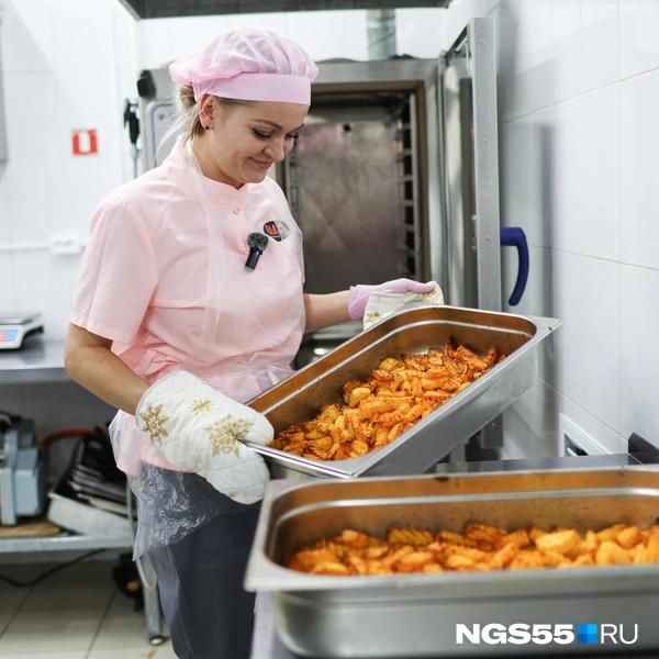 Владелица столовой готовит каждое блюдо с любовью | Источник: Евгений Софийчук / NGS55.RU